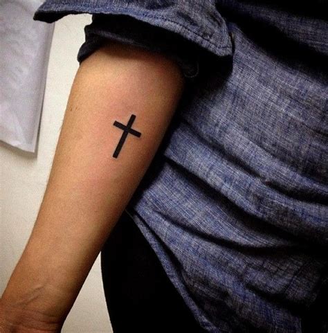 tattoo de cruz en el brazo|tatuajes de cruces en la espalda.